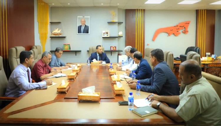 محافظ عدن يناقش أوضاع المتقاعدين وسبل تحسين معاشاتهم 