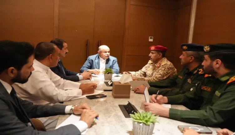 الرئاسي يرفع الجهازية في حضرموت ويشدد على توحيد الجهود الأمنية والعسكرية