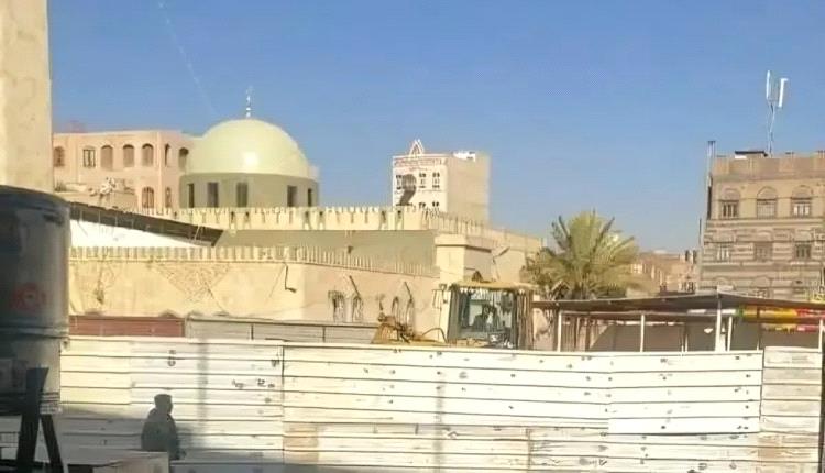 بالقوة.. الحوثيون يحولون ساحة مسجد شهير في صنعاء إلى محال تجاري 