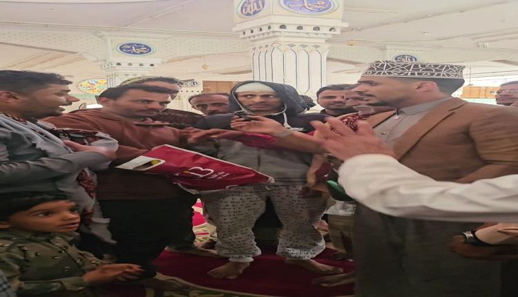 15 ألف دولار و17 ألف سعودي لم تُغريه.. شاب في تعز ينتصر للأمانة ويكسب الشارع اليمني 