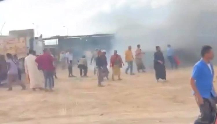 عدن.. حريق يلتهم شاحنتين في الساحة الجمركية بميناء الحاويات 