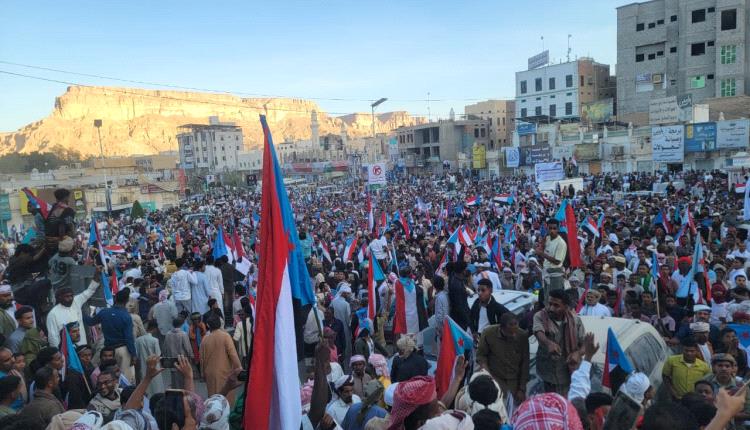 الحنوبيون يحتشدون في سيئون ويطالبون بإخراج قوات الطوارئ وتدخل دولي لاطلاق الداعري