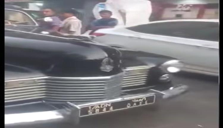 بالفيديو..  تحفة تدهش شوارع عدن: ظهور سيارة نادرة 1942 بلوحة عدنية قديمة
