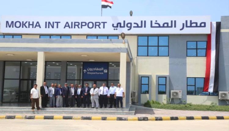 في أول اجتماع له.. وزير النقل يبحث استئناف الرحلات الجوية إلى المخا
