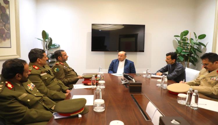 الخنبشي يناقش إعادة دمج القوات العسكرية وتموضعها فوق توجهات الدولة