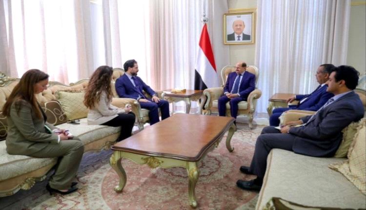 الحكومة تبحث استمرار الدعم الأمريكي وتحسين الأوضاع الإنسانية والاقتصادية