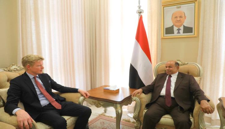 المبعوث الأممي يلتقي محافظ حضرموت ويشيد بجهود تثبيت الأمن والاستقرار