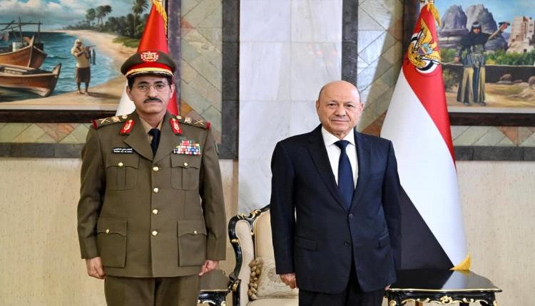 العليمي يرقي وزير الدفاع الجديد إلى رتبة فريق