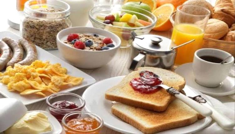 الإفطار الغني بالسكر والدهون يقلل التركيز والإنتاجية في العمل