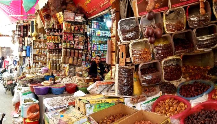 أكاديمي ينتقد خطاب "وفرة السلع" في صنعاء: الأسواق الممتلئة لا تُطعم موظفاً بلا راتب