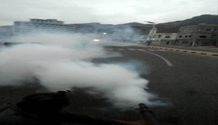 استمرار حملة الرش الضبابي في مديرية التواهي بعدن لليوم الرابع على التوالي