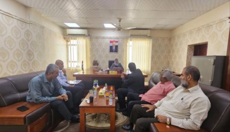 وزيرة الشؤون القانونية تبدأ مهامها من عدن وأول توجيه لها دعم الاستثمار