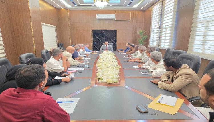 سالم العولقي يعقد أول اجتماع داخل وزارة الخدمة المدنية في عدن 