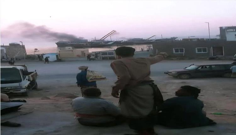 حريق يلتهم سفينة شحن بميناء سقطرى