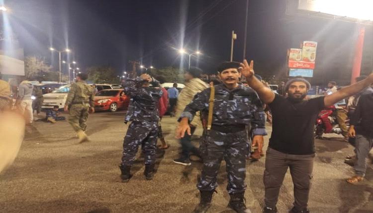 فوضى مسلحة وقطع للطرقات في جولة فندق عدن بسبب مطالبات بالمرتبات