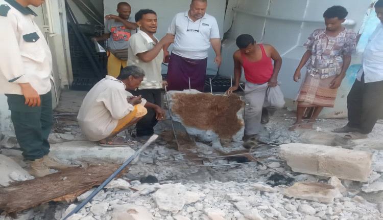 مؤسسة مياه عدن تنفذ حملة فتح انسدادات وتصفية شبكة الصرف الصحي بخور مكسر