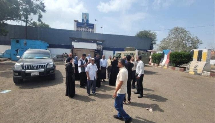 قوة عسكرية تغلق مقرات الانتقالي في عدن