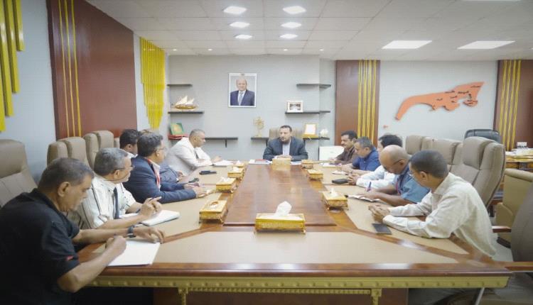 محافظ عدن يؤكد رفض السلطة المحلية لأي حلول مجتزأة أو مؤقتة لا تنهي أزمة الغاز 