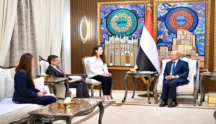 العليمي يدعو أمريكا إلى استثمار اللحظة الراهنة لردع إيران ووكلائها