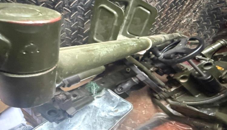 بالصور.. ضبط سيارة من نوع " دينا " محمّلة بأسلحة في المكلا