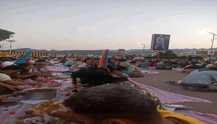 عدن تستقبل مئات الصائمين بإفطار جماعي قبيل مليونية دعم الانتقالي والزبيدي