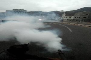 استمرار حملة الرش الضبابي في مديرية التواهي بعدن لليوم الرابع على التوالي