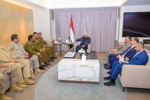 طارق صالح يتابع الوضع العملياتي للجبهات والمحاور ويؤكد: البقاء جهوزية عالية