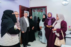 الوزيرة جعسوس تطلع على خدمات المؤسسة الوطنية لمكافحة السرطان بعدن