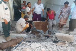 مؤسسة مياه عدن تنفذ حملة فتح انسدادات وتصفية شبكة الصرف الصحي بخور مكسر