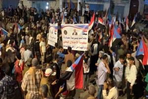 إعلام الانتقالي: سقوط شهيد و20 جريح في قمع المتظاهرين السلميين أمام المعاشيق بعدن