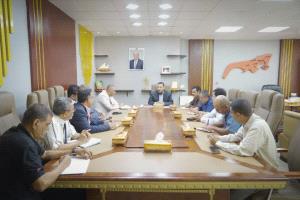 محافظ عدن يؤكد رفض السلطة المحلية لأي حلول مجتزأة أو مؤقتة لا تنهي أزمة الغاز 