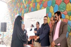 عدن.. مدير عام مديرية التواهي يكرّم نخبة من المعلمين والمعلمات في مدرسة الروضة بالقلوعة