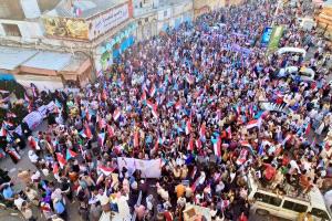 الحضارم يحتشدون في المكلا رفضًا لتواجد قوات الإخوان 