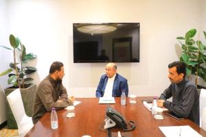 أول لقاء يجمع محافظي حضرموت وعدن.. الاتفاق على تعزيز التنسيق المؤسسي 