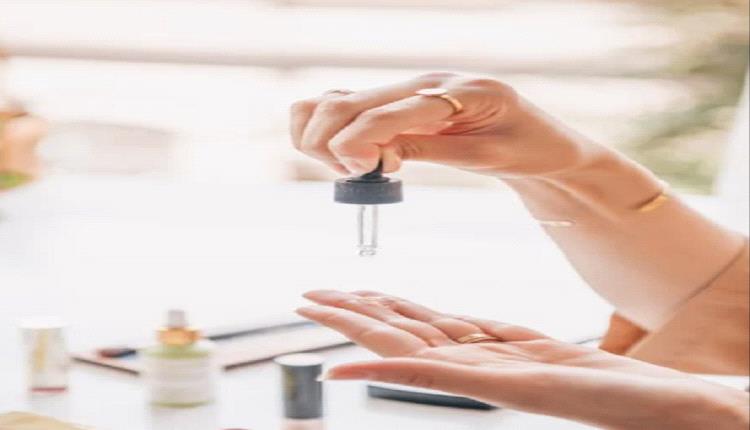 5 زيوت طبيعية لعلاج جفاف البشرة في فصل الشتاء