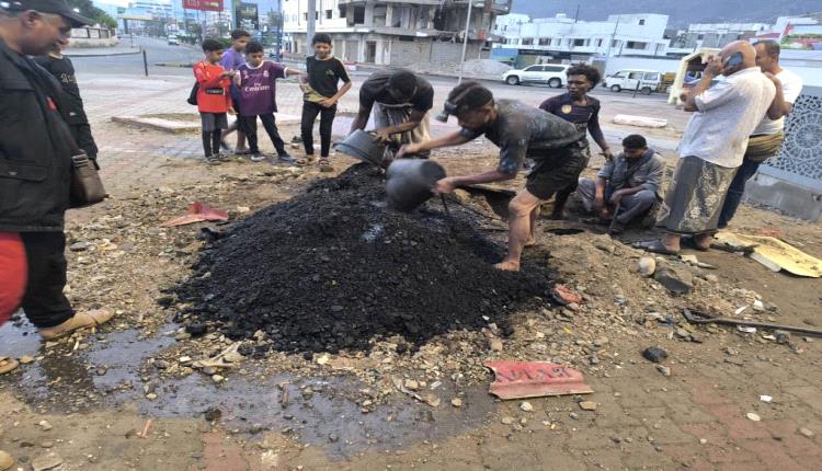 فرق الصيانة بمؤسسة مياه عدن تنفذ أعمال تصفية وفتح الأنسدادات في شبكات الصرف الصحي بالمعلا