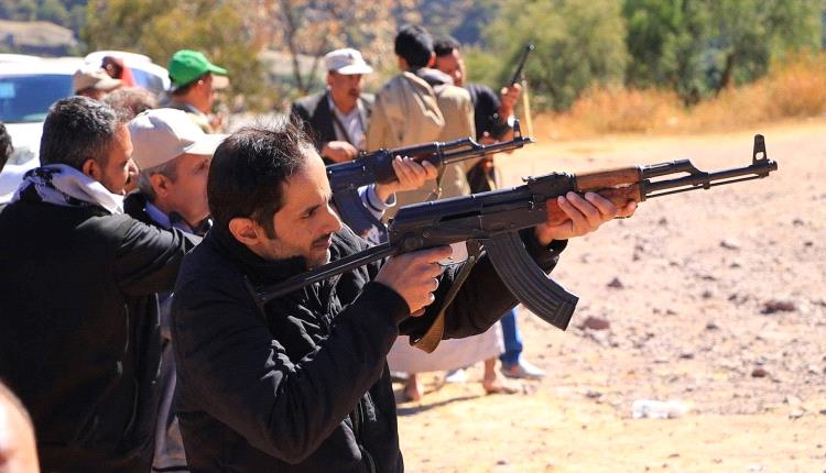 عسكرة الجامعة.. الحوثيون يدفعون أكاديميي جامعة إب إلى ساحات التدريب القتالي بالقوة