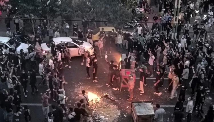 مقتل شرطي إيراني بالرصاص مع استمرار الاحتجاجات لليوم العاشر