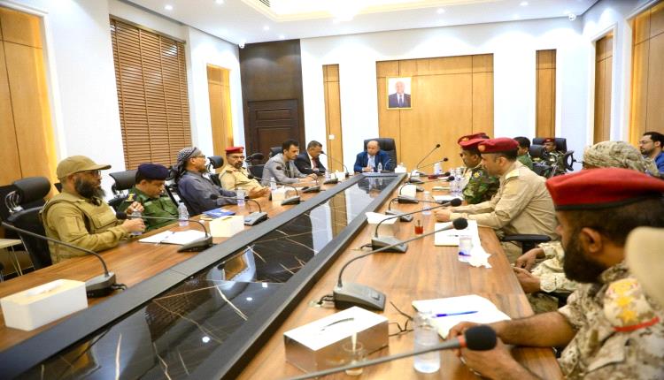 الخنبشي يباشر مهامه من المكلا ويعقد أول اجتماع