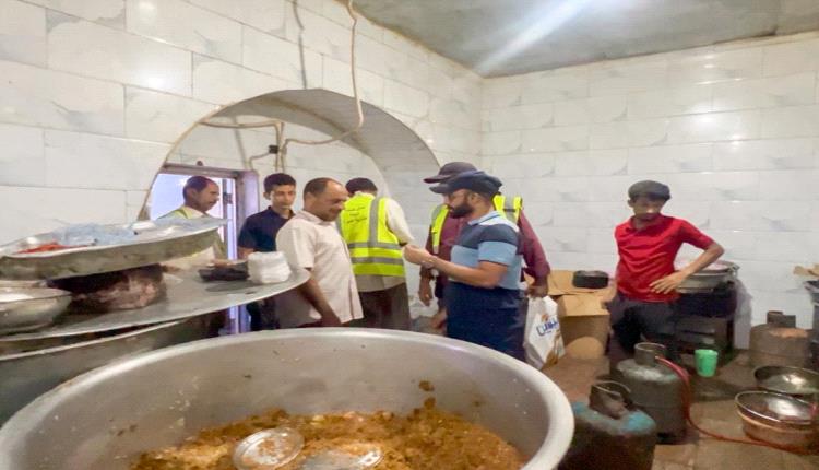 بن جرادي ينفذ حملة ميدانية لضبط المطاعم المخالفة لمعايير النظافة في صيرة بعدن