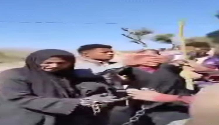 بالفيديو.. عدداً من الأشخاص يعتدون بوحشية على امرأة مكبلة بالسلاسل في تعز بعد شائعة كاذبة