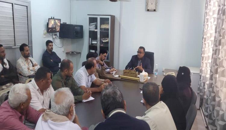 محلي التواهي بعدن يشكل غرفة عمليات لتعزيز الأمن وحماية الممتلكات والابلاغ عن الاختلالات