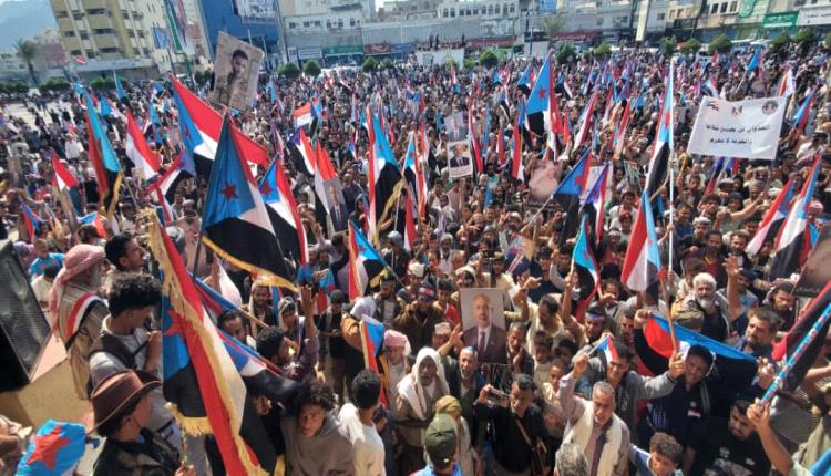 حشود ضخمة في ساحة العروض بعدن استجابة لدعوة الإنتقالي الجنوبي.. صور