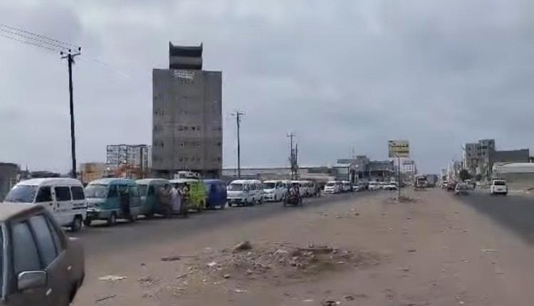 وسط تطورات المشهد السياسي أزمة الغاز تشلّ العاصمة عدن