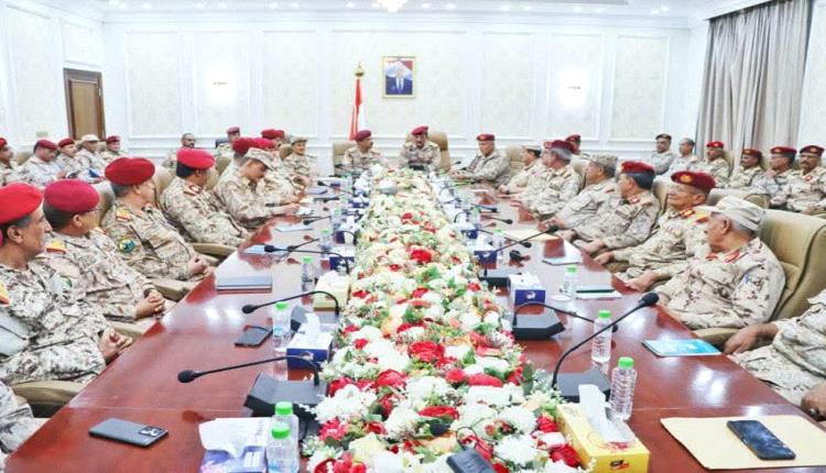 الجيش يعلن من عدن تأييده لقرارات دمج التشكيلات العسكرية ويشيد بالعمالقة ودرع الوطن باجتماع هام 