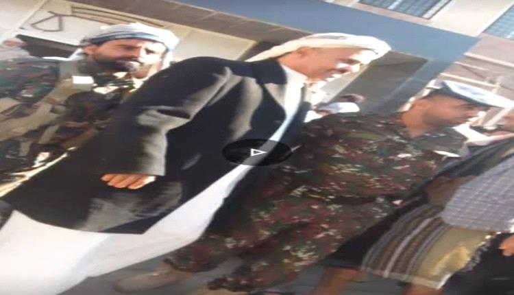 بكر صادق سرحان يصل المحكمة بسيارة خاصة ويرافقه حراس السجن المركزي 