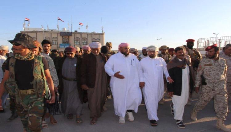 قائد درع الوطن بالمهرة يتفقد الأوضاع الأمنية في شحن