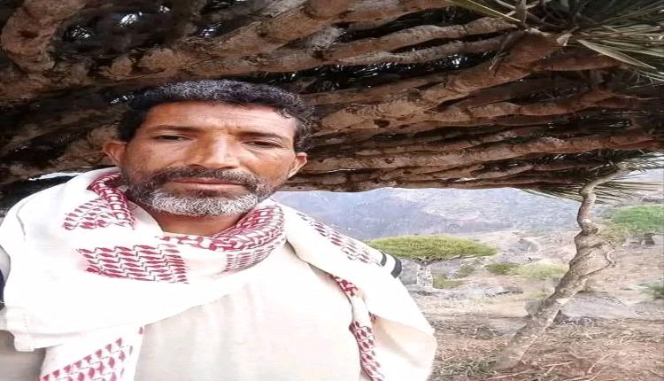 صدم طلابه وزملاؤه.. معلم يسقط ميتا داخل الفصل الدراسي أثناء تأدية واجبه في إب