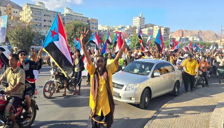 فعالية جماهيرية بالمكلا تجدد تفويض المجلس الانتقالي وترفض ما وصفته "التجاوزات السياسية" 