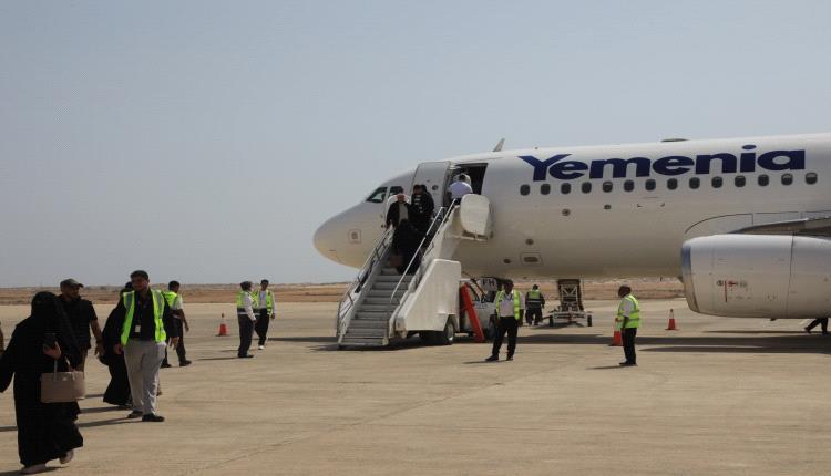 مطار الريان يعود للحياة.. الخنبشي يدشن أول الرحلات الدولية 